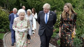 Královna Alžběta, expremiér Boris Johnson a jeho manželka Carrie Johnsonová