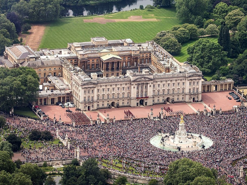 Buckinghamský palác při oslavách Alžbětiných devadesátin (11. 6. 2016)