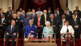 Alžběta II. při zahájení summitu Commonwealthu