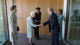 Královna Alžběta navštívila hospic