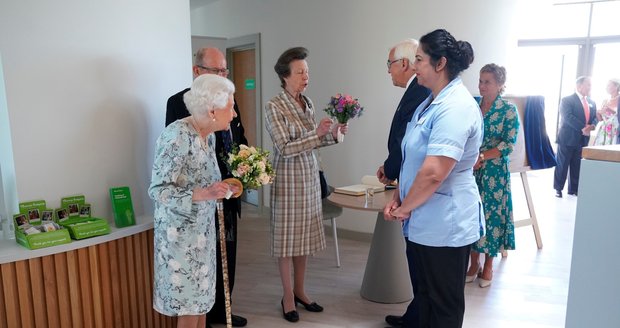 Královna Alžběta navštívila hospic