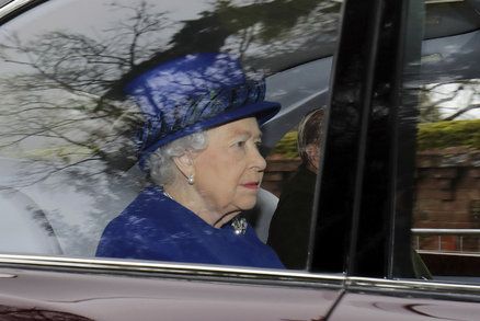 Británii spadl kámen ze srdce: Královna Alžběta (90) po nemoci přišla na mši