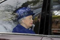 Británii spadl kámen ze srdce: Královna Alžběta (90) po nemoci přišla na mši
