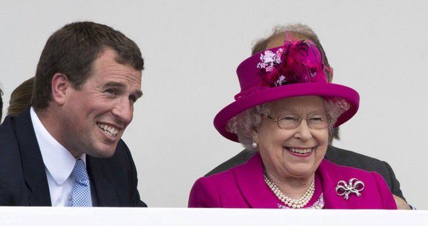 Peter Phillips se svojí babičkou, královnou Alžbětou II.