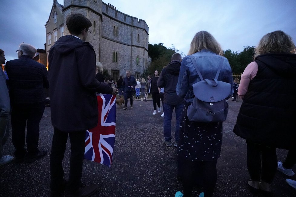 Zemřela královna Alžběta II.: Lidé truchlící u hradu Windsor.