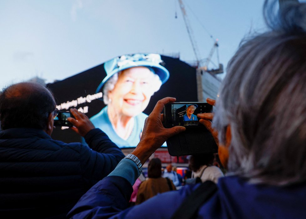 Zemřela královna Alžběta II.: Picadilly Circus