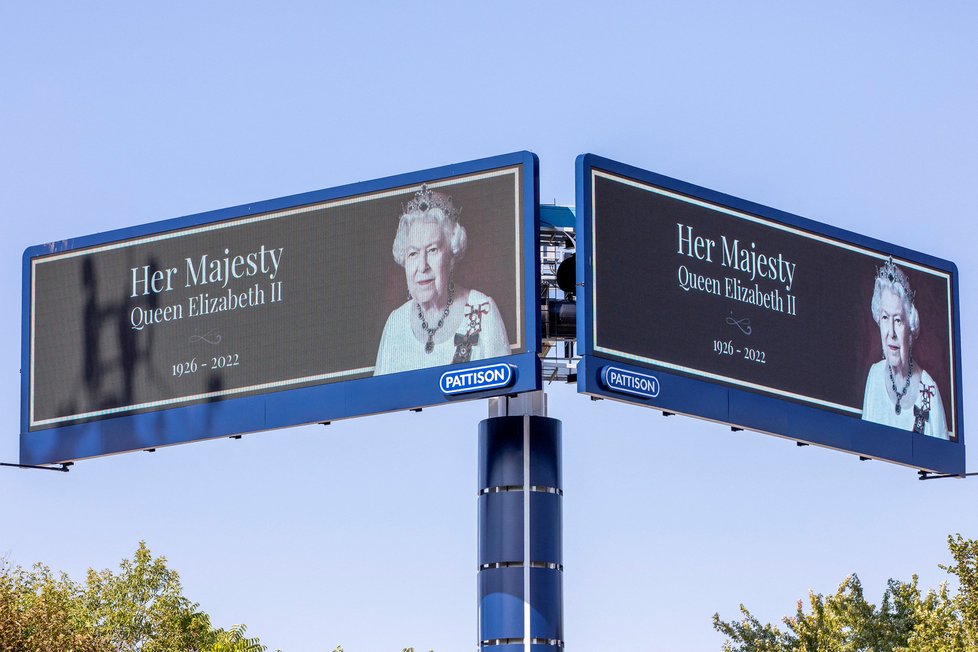 Zemřela královna Alžběta II.: Billboard v Torontu.