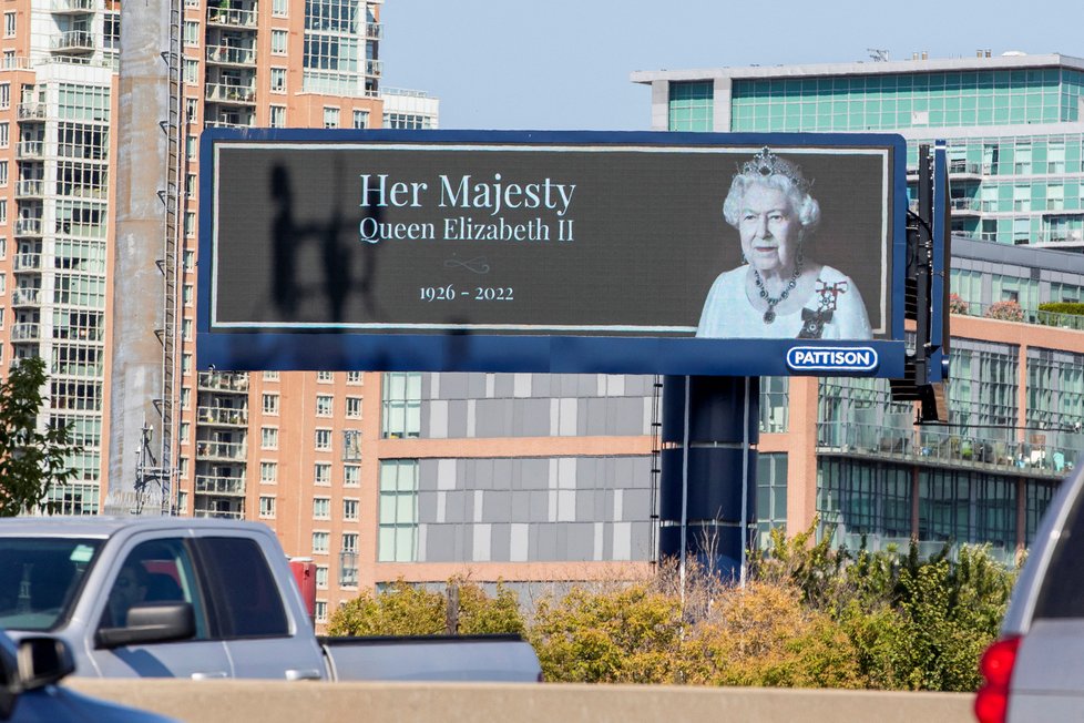 Zemřela královna Alžběta II.: Billboard v Torontu.