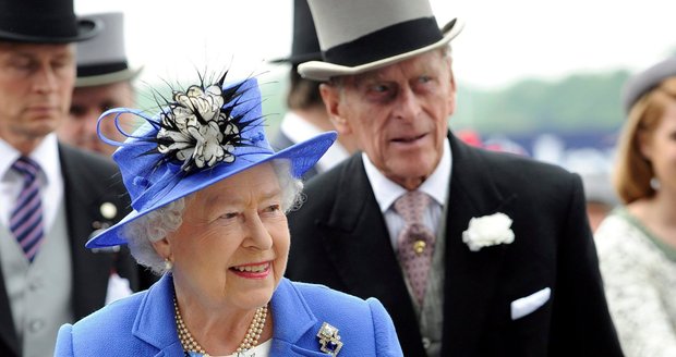 Královna Alžběta II. s manželem Philipem přihlíží oslavám svého výročí.