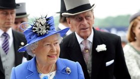 Královna Alžběta II. s manželem Philipem přihlíží oslavám svého výročí.