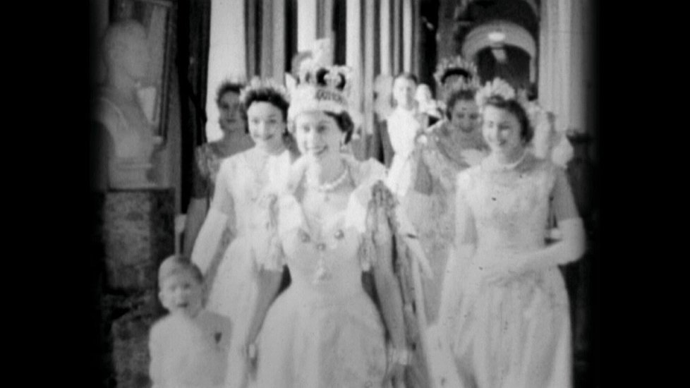 Královna Alžběta II. během dne své korunovace. Vlevo s ní je princ Charles.