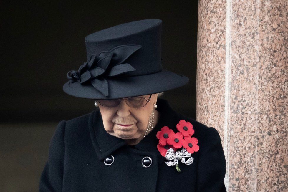 Královnu Alžbětu II. omylem &#34;pohřbil&#34; francouzský rozhlas. Na snímku královna během upomínkového ceremoniálu.