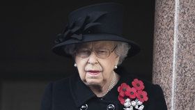 Královnu Alžbětu II. omylem "pohřbil" francouzský rozhlas. Na snímku královna během upomínkového ceremoniálu