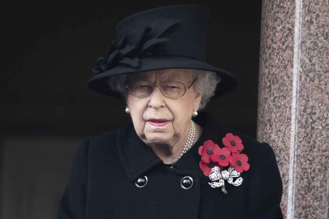 Královnu Alžbětu II. omylem &#34;pohřbil&#34; francouzský rozhlas. Na snímku královna během upomínkového ceremoniálu