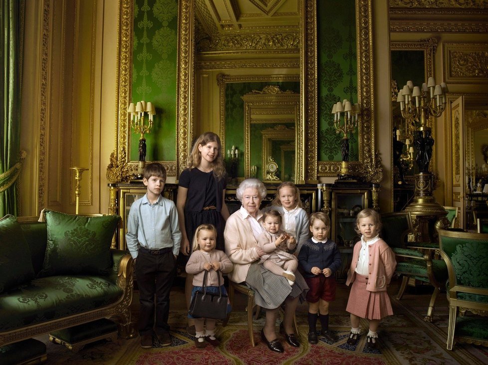 42. Oficiální portrét po křtu: Po obřadu je vždy zveřejněna oficiální křestní fotografie. Má ji jak princ George, tak princezna Charlotte (tahle je ovšem z Alžbětiných 90. narozenin)