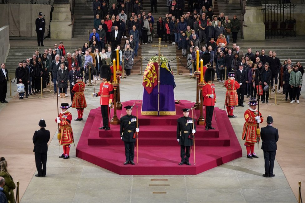 V Londýně vrcholí přípravy na pohřeb královny.