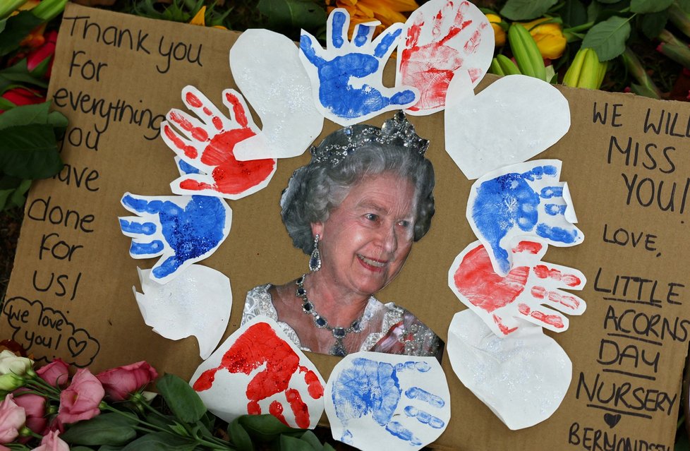 Pocty zesnulé britské královně Alžbětě II. jsou k vidění v Green Parku v Londýně.