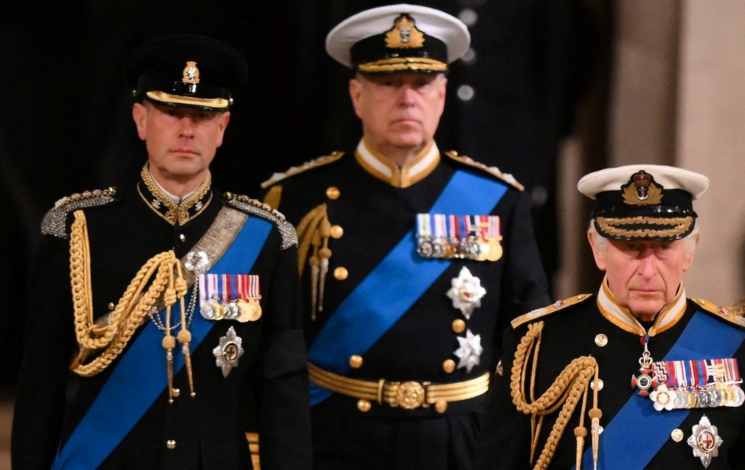 Král Karel III. a jeho sourozenci dnes drželi čestnou stráž u rakve Alžběty II.