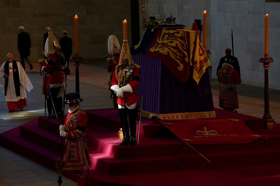 Ostatkům královny Alžběty II. se přišlo poklonit mnoho lidí.