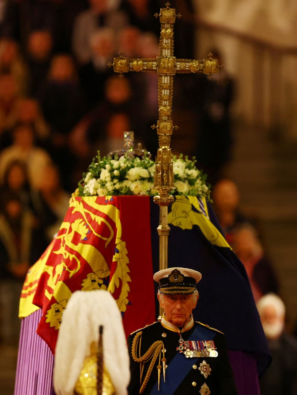 Potomci královny Alžběty II. drželi čestnou stráž u její rakve.