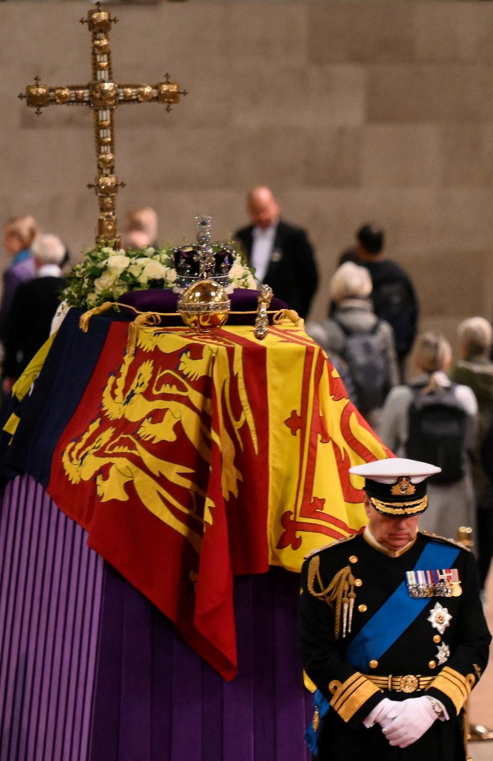 Král Karel III. a jeho sourozenci dnes drželi čestnou stráž u rakve Alžběty II.