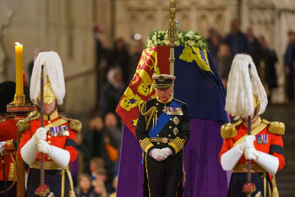 Král Karel III. a jeho sourozenci dnes drželi čestnou stráž u rakve Alžběty II.