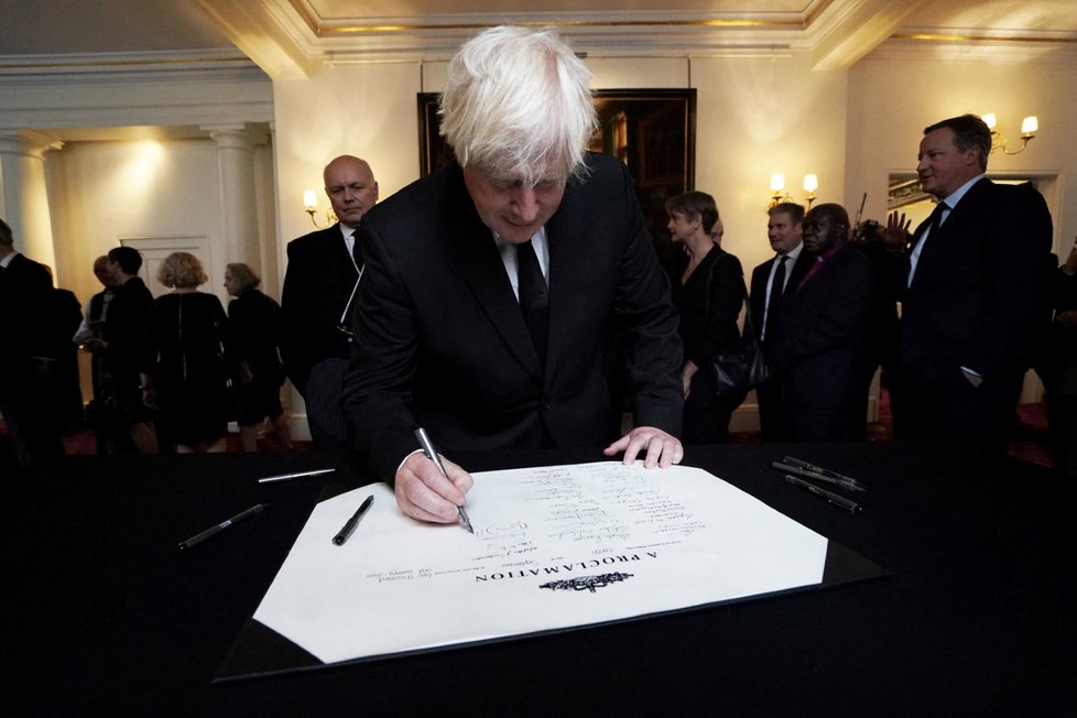 Boris Johnson podepisuje proklamaci Nástupnické rady (10. 9. 2022).