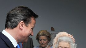 Premiér David Cameron s Alžbětou II. na zahájení OH 2012 v Londýně (27. 7. 2012).