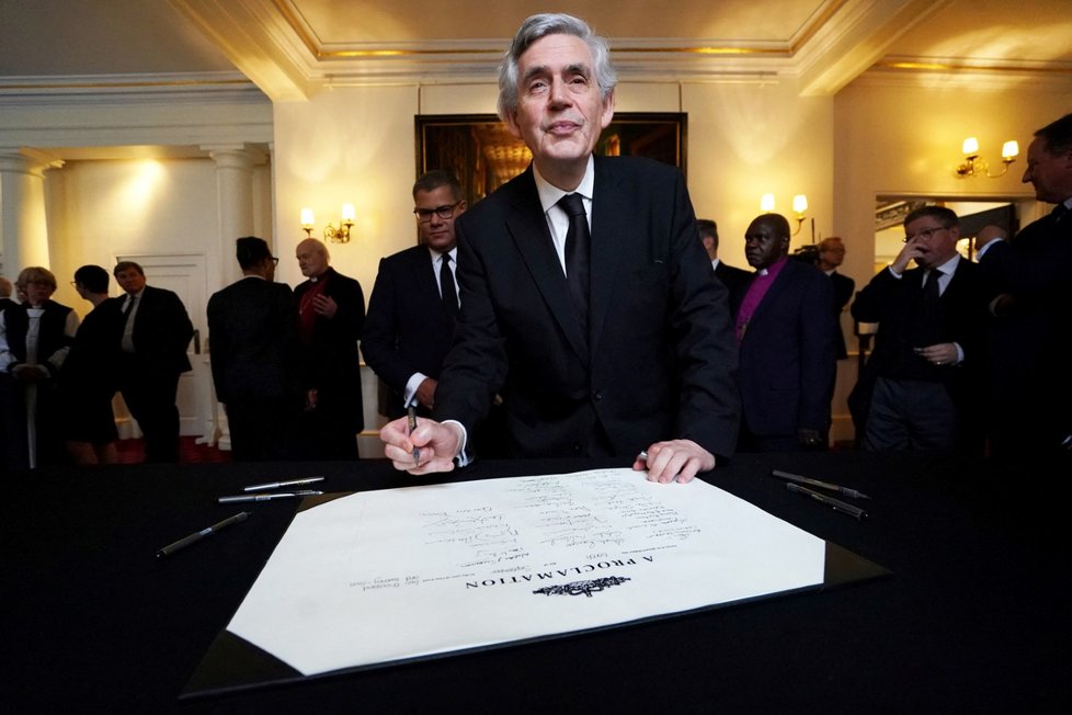 Expremiér Gordon Brown podepisuje proklamaci Nástupnické rady (10. 9. 2022).