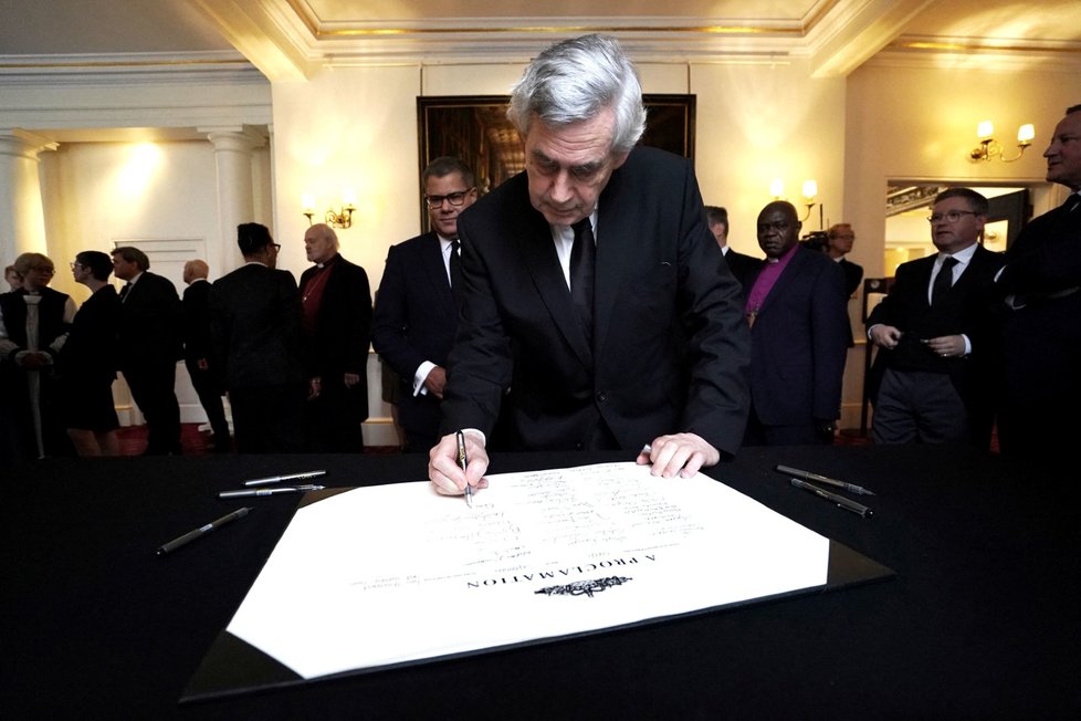 Expremiér Gordon Brown podepisuje proklamaci Nástupnické rady (10. 9. 2022).