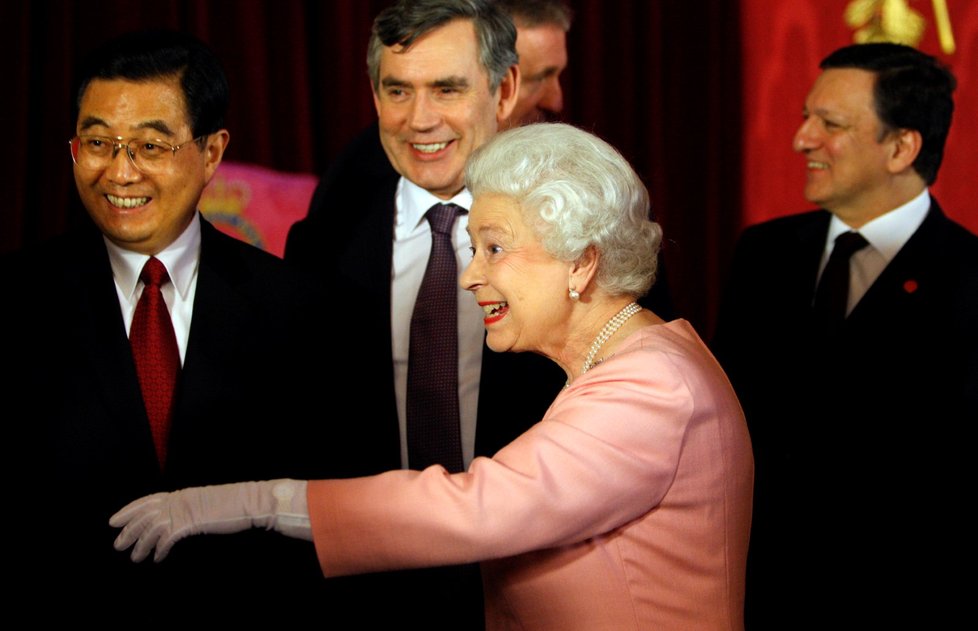 Alžběta II. a premiér Gordon Brown na summitu G20, 2009.