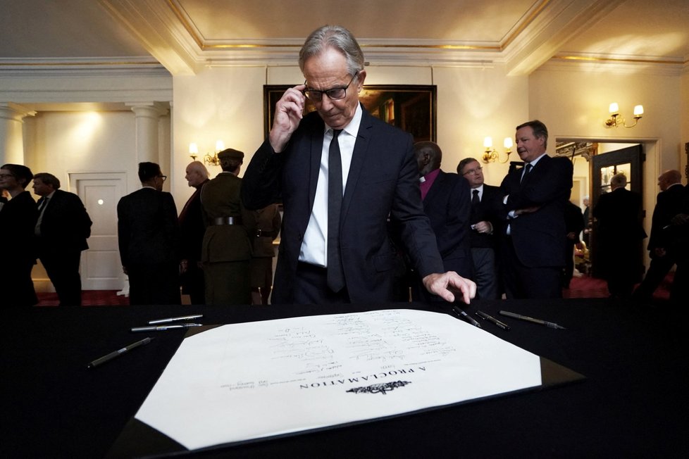 Tony Blair podepisuje proklamaci Nástupnické rady (10. 9. 2022).