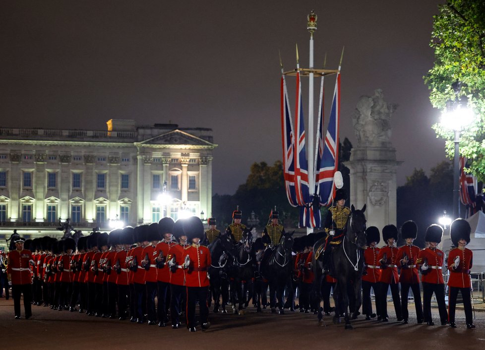 Noční nácvik přesunu rakve s Alžbětou z Buckinghamu do Westminsteru.