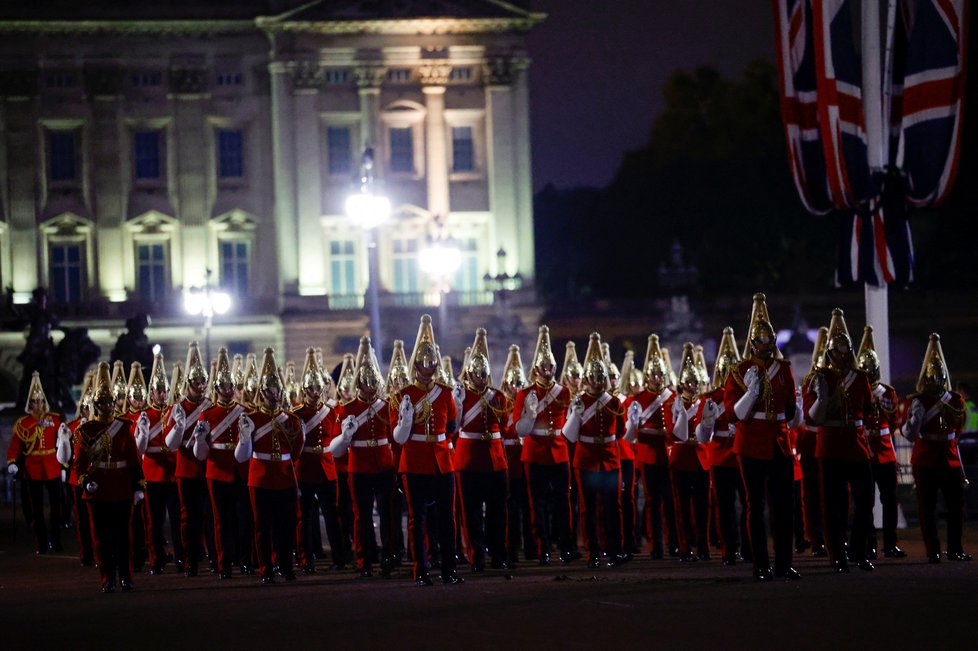 Noční nácvik přesunu rakve s Alžbětou z Buckinghamu do Westminsteru.