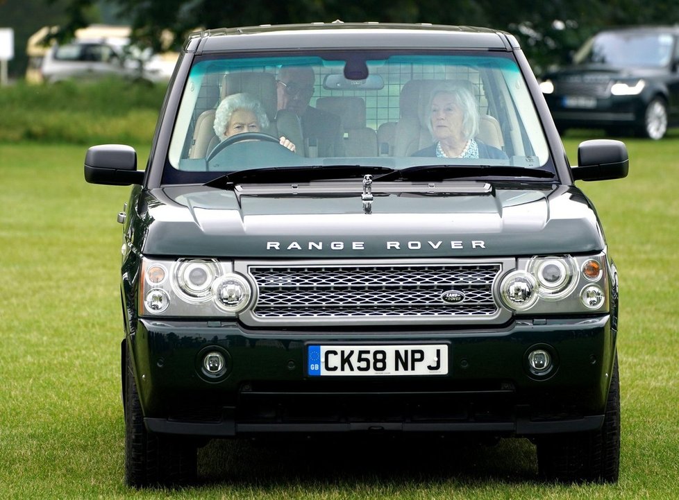 Velkou fanynkou Range Roveru je i britská královna Alžběta II.