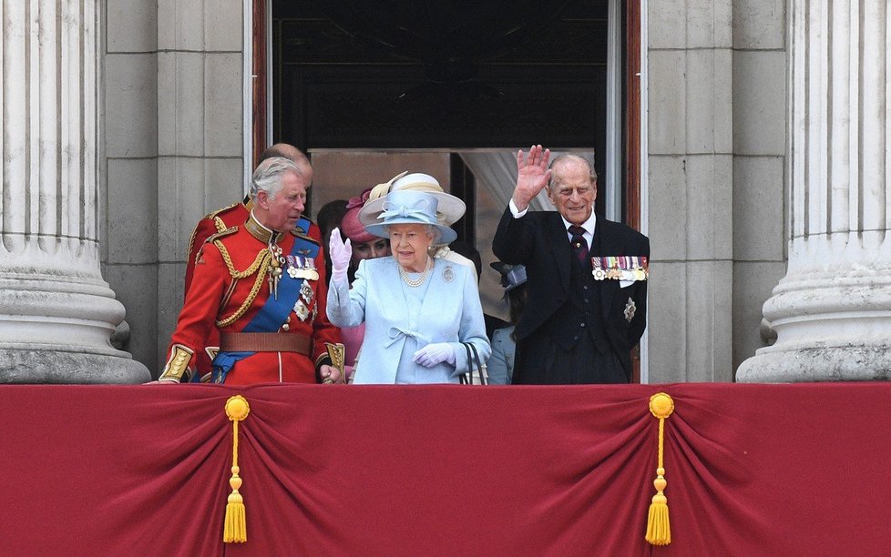 Královna Alžběta II. s princem Philipem a synem Charlesem