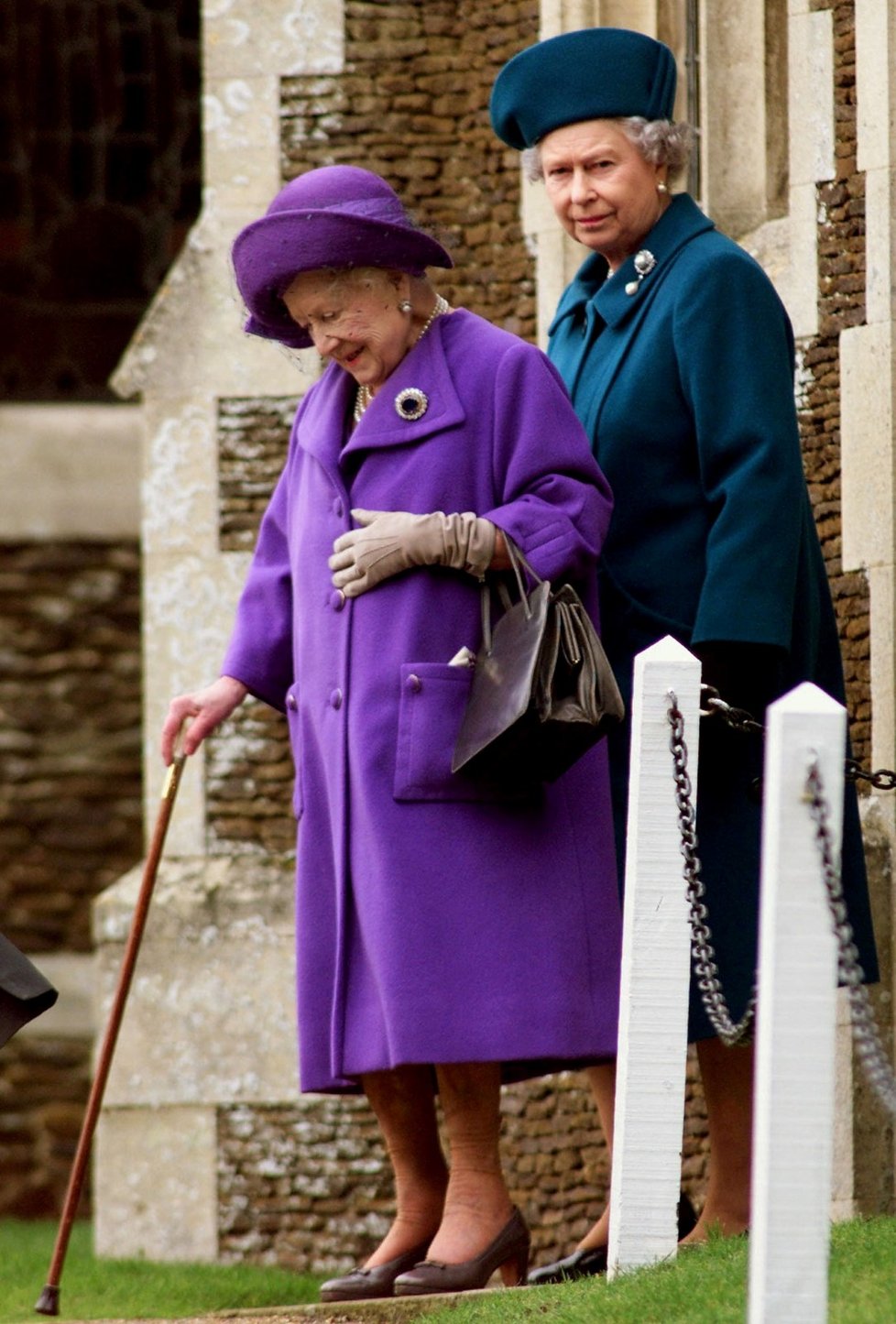 Dvě královny Alžběty: panovnice s matkou v sandringhamském kostele, 25. 12. 1999.