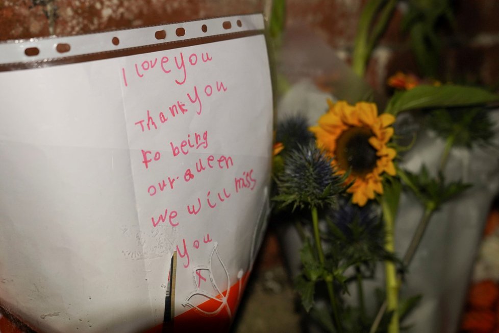 Alžbětini příznivci nechávají kondolenční vzkazy a květiny u brány Sandringham House.