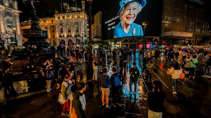 Zemřela britská královna Alžběta II. Lidé truchlí