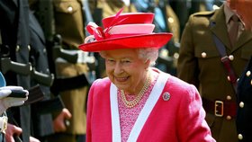 Královna Alžběta měla připnutou brož.