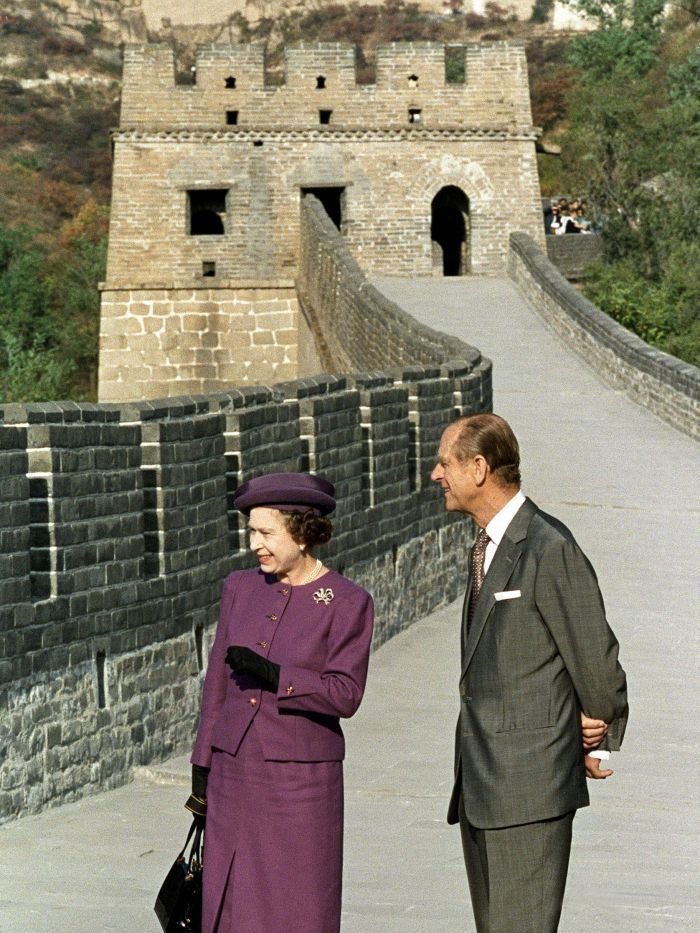 1986 Návštěva Číny:  V Číně byli Alžběta s Phillipem za turisty, podívali se na Velkou čínskou zeď, terakotovou armádu i do Zakázaného města.