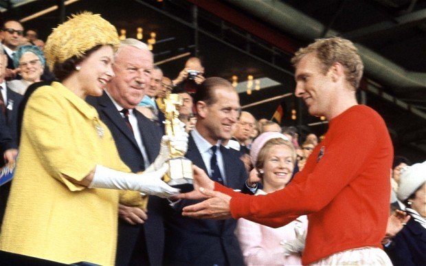 1966 Anglie zvítězila na fotbalovém MS:  Poté, co Anglie ve finále MS na stadionu ve Wembley v Londýně porazila tým západního Německa 4:2, předala Alžběta kapitánu Bobbymu Mooreovi Pohár Julese Rimeta, tehdejší cenu pro vítěze. Pohár už dnes neexistuje, ukradli jej zloději a roztavili, Bobby Moore zemřel před 22 lety. Královna se těší pevnému zdraví.