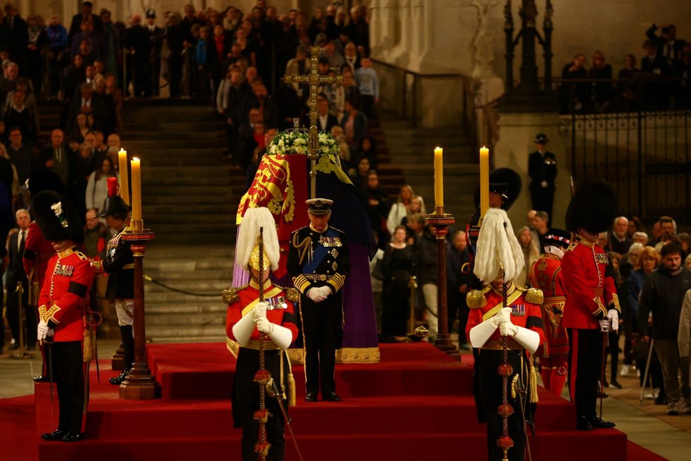 Král Karel III se svými sourozenci dnes drželi četnou stráž u rakve Alžběty II.