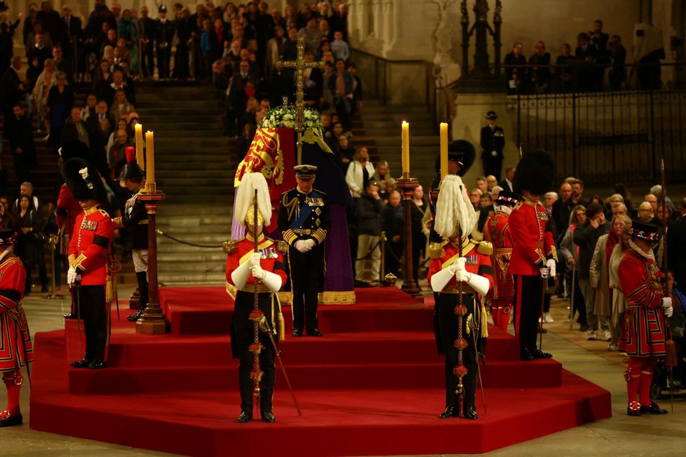 Král Karel III se svými sourozenci dnes drželi četnou stráž u rakve Alžběty II.