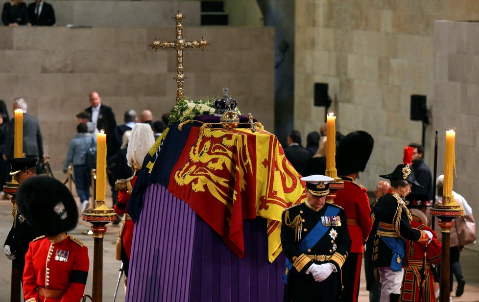 Král Karel III. a jeho sourozenci dnes drželi četnou stráž  u rakve Alžběty II.