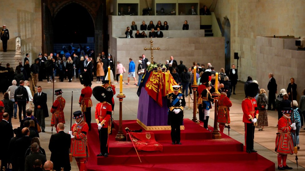 Král Karel III. a jeho sourozenci v pátek drželi čestnou stráž u rakve Alžběty II.