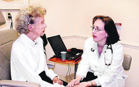 Doktor: Pokud má váš blízký příznaky Alzheimera, vyhledejte gerontopsychiatra.