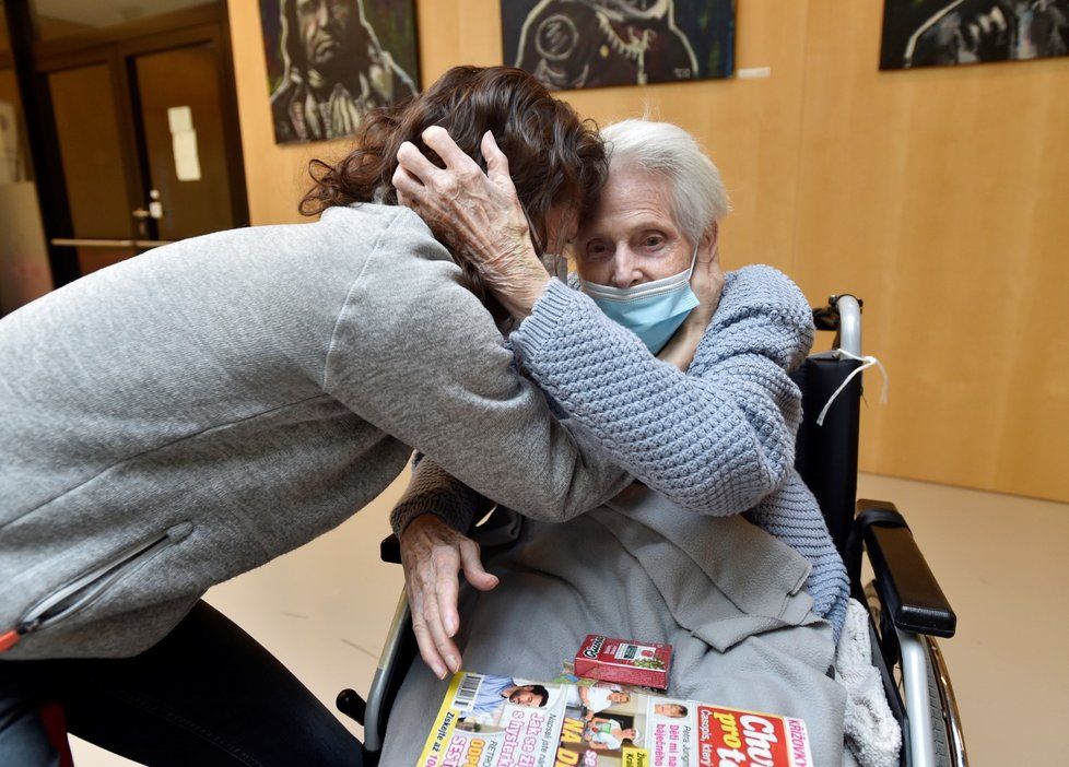 Po téměř dvou měsících se mohli senioři z Alzheimer domova Zátiší v pražských Kunraticích opět shledat se svými blízkými (5. 12. 2020)