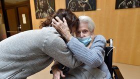 Po téměř dvou měsících se mohli senioři z Alzheimer domova Zátiší v pražských Kunraticích opět shledat se svými blízkými (5. 12. 2020)