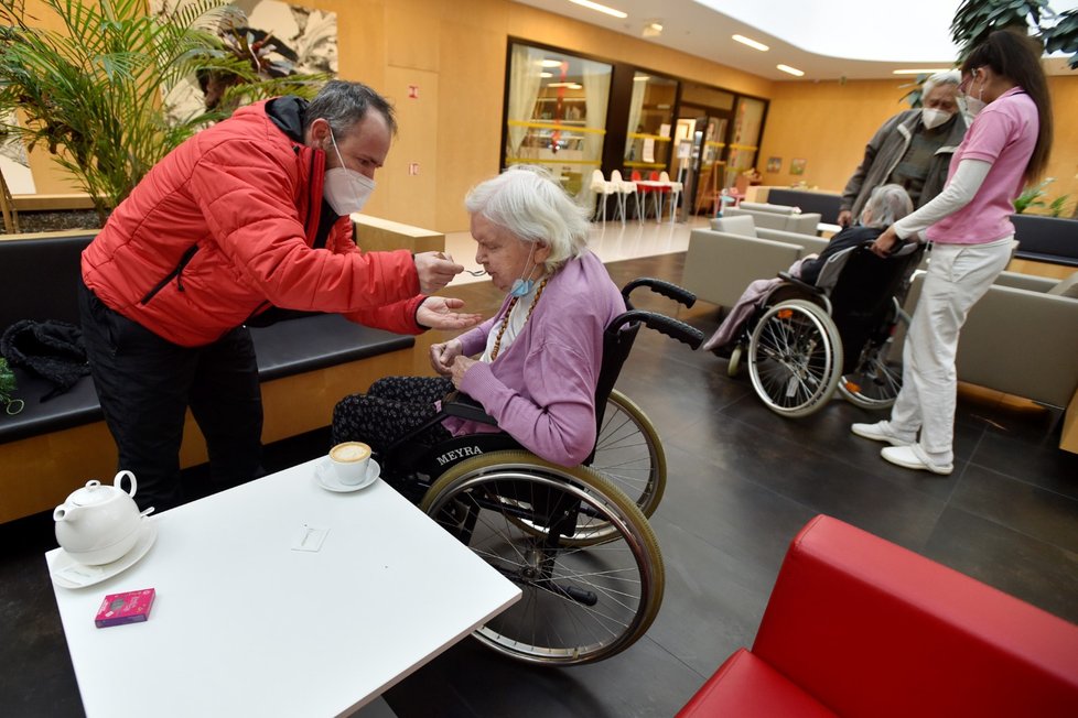 Po téměř dvou měsících se mohli senioři z Alzheimer domova Zátiší v pražských Kunraticích opět shledat se svými blízkými (5. 12. 2020)